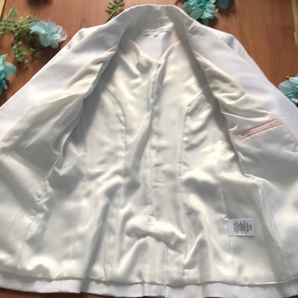 Women’s White Blazer - Picture 5 of 6